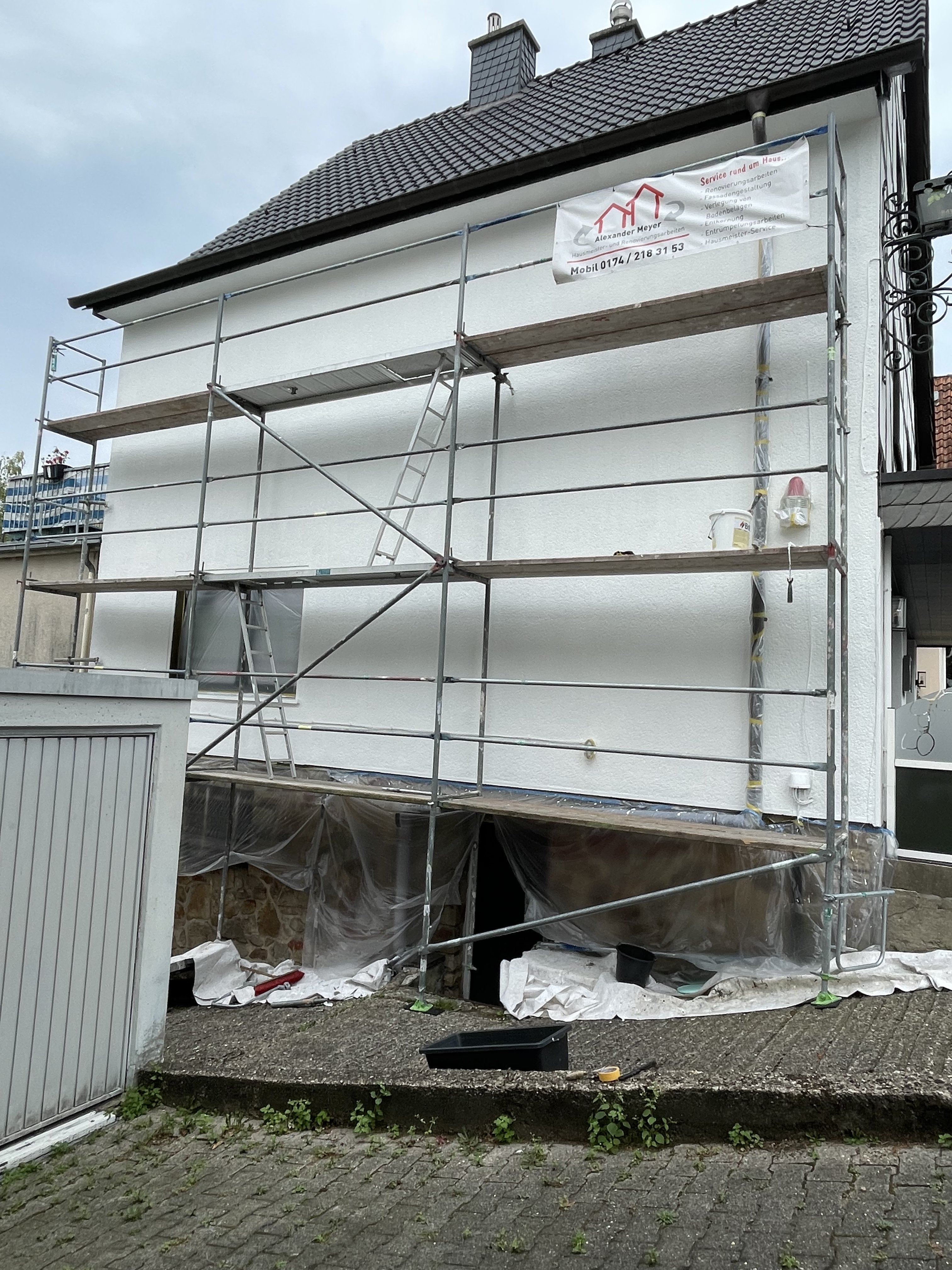 Weiße Fassade mit Gerüst