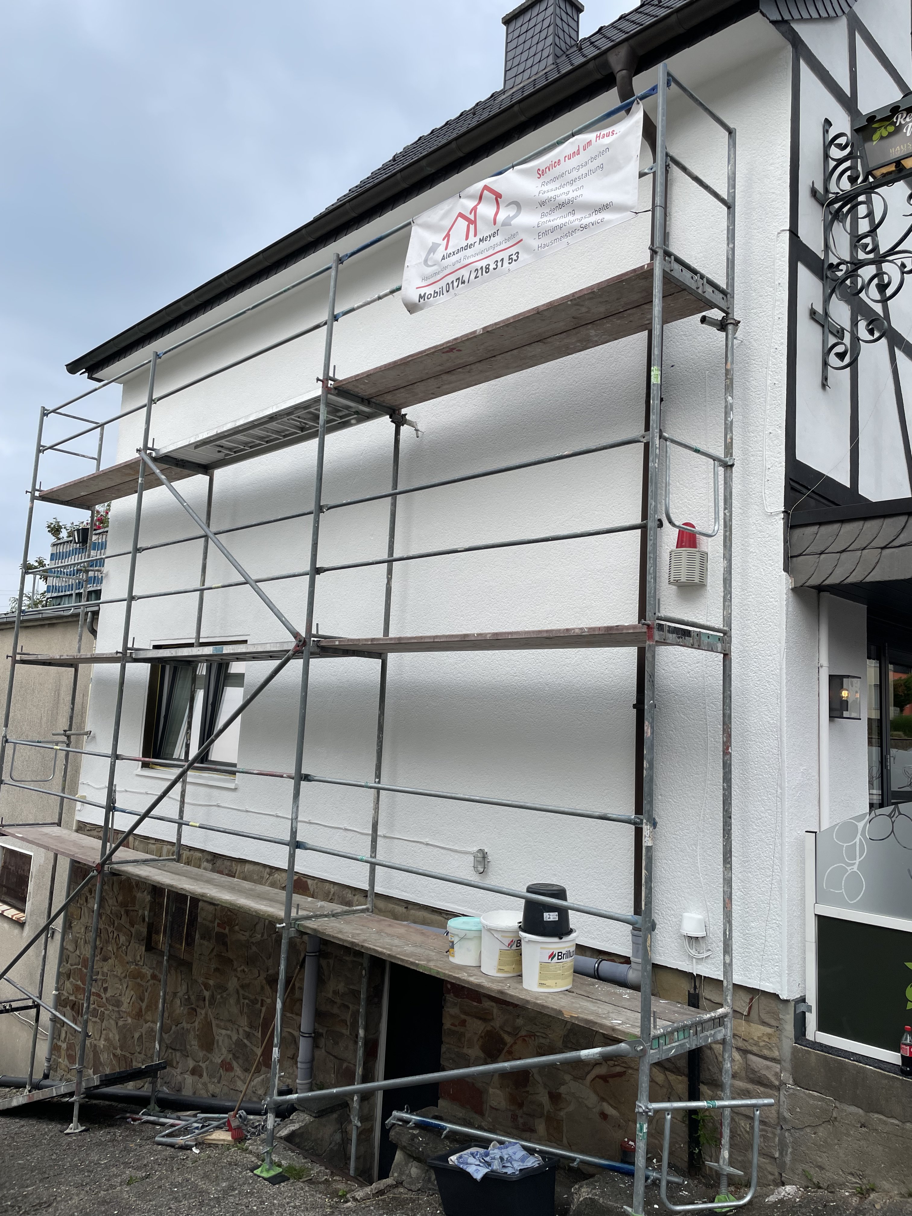 Fassadenarbeiten mit Gerüst und Banner