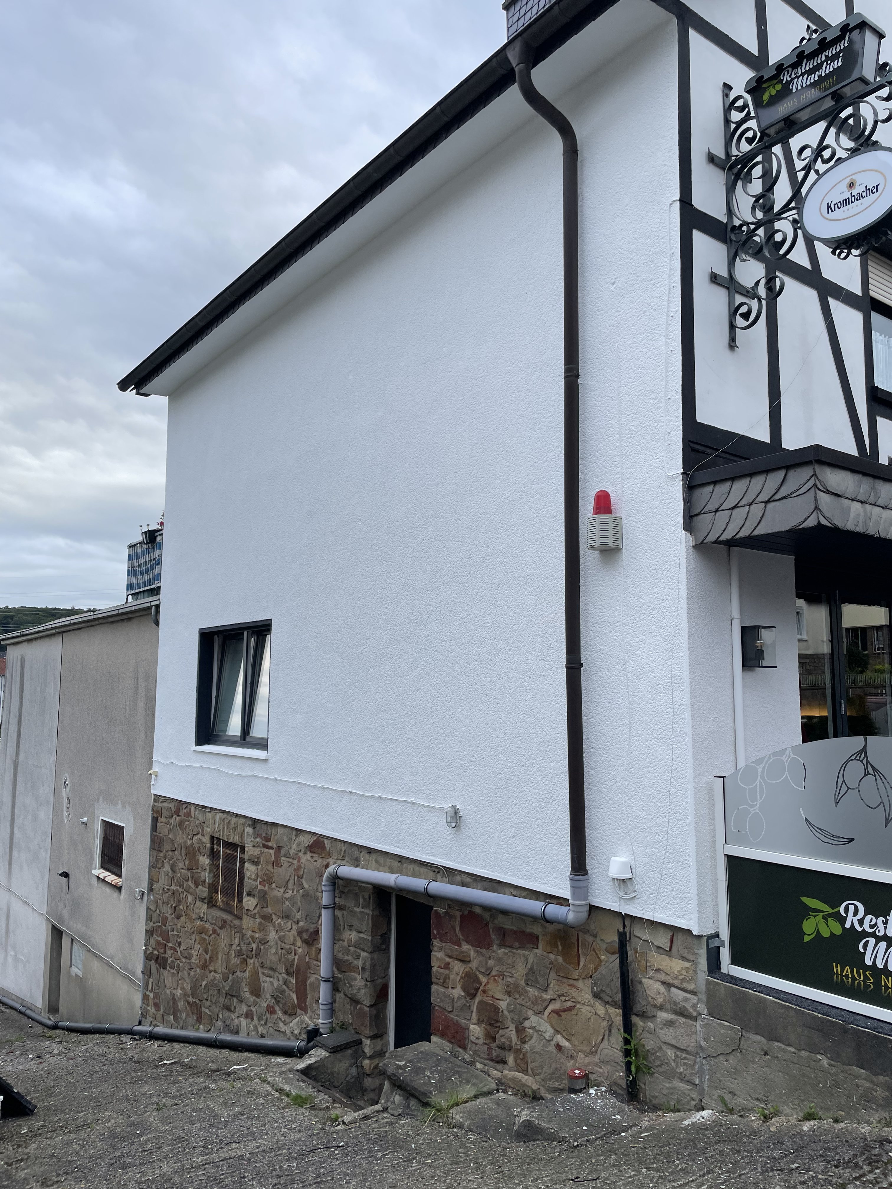 Fertige weiße Fassade mit Natursteinsockel