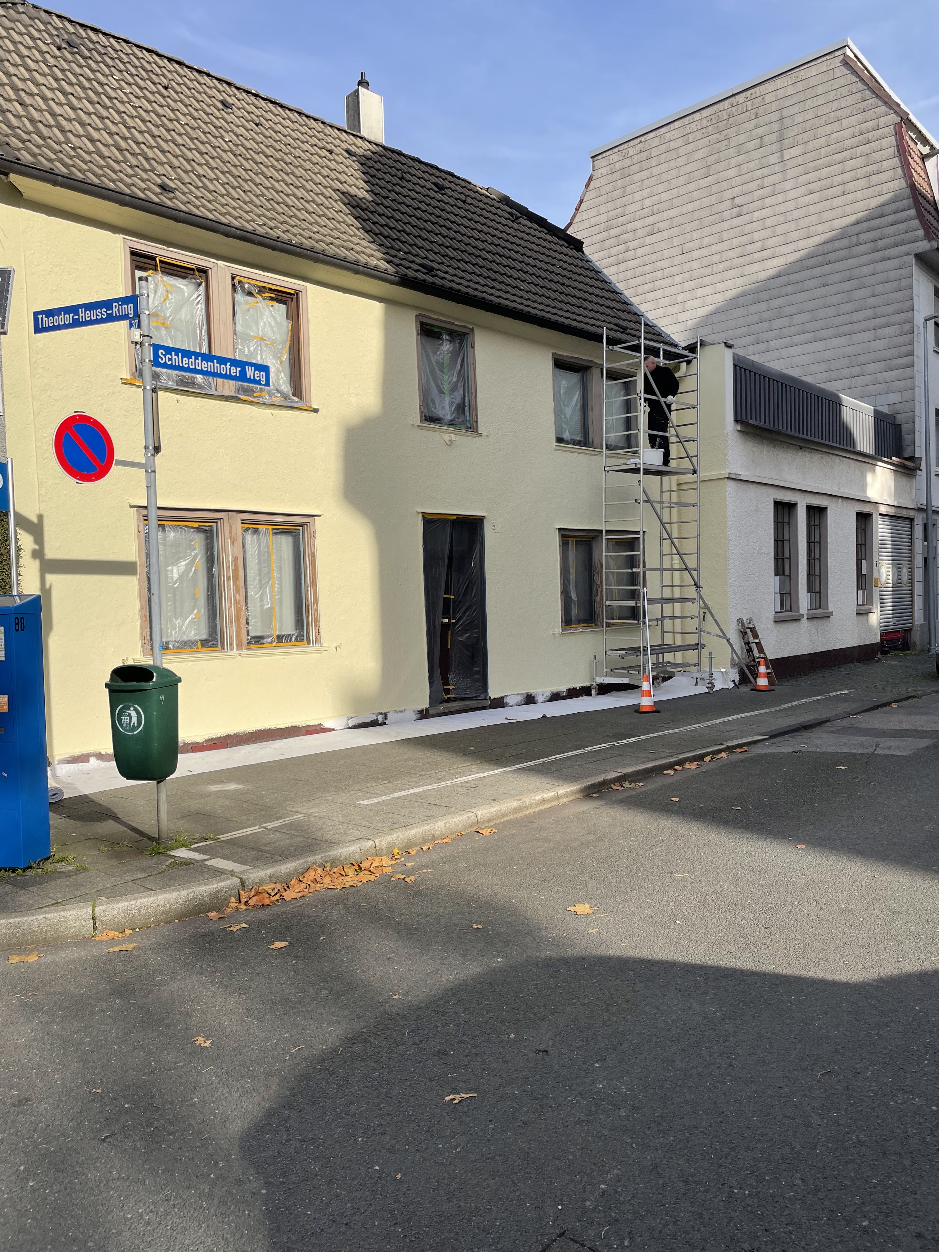 Haus während Fassadenarbeiten