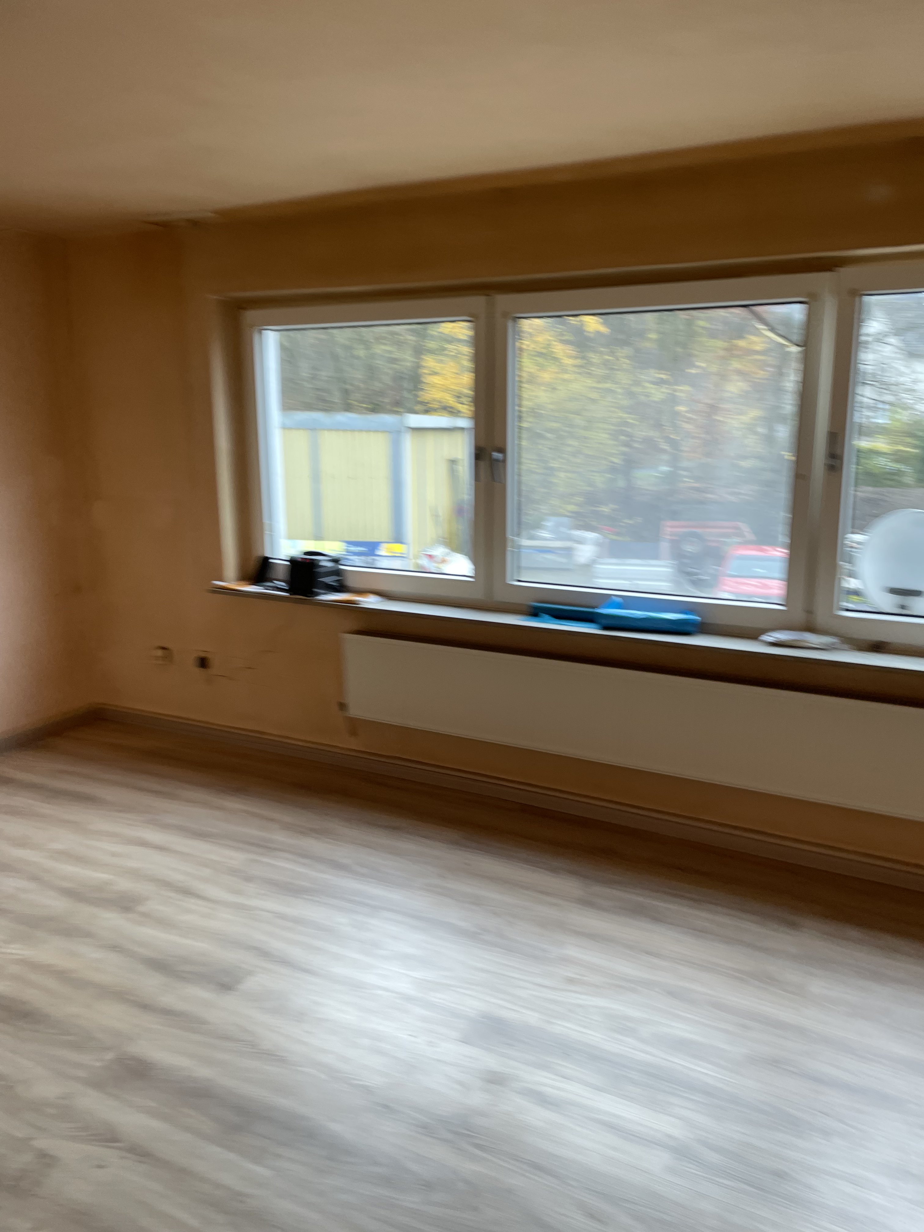 Raum mit Vinylboden vor Renovierung