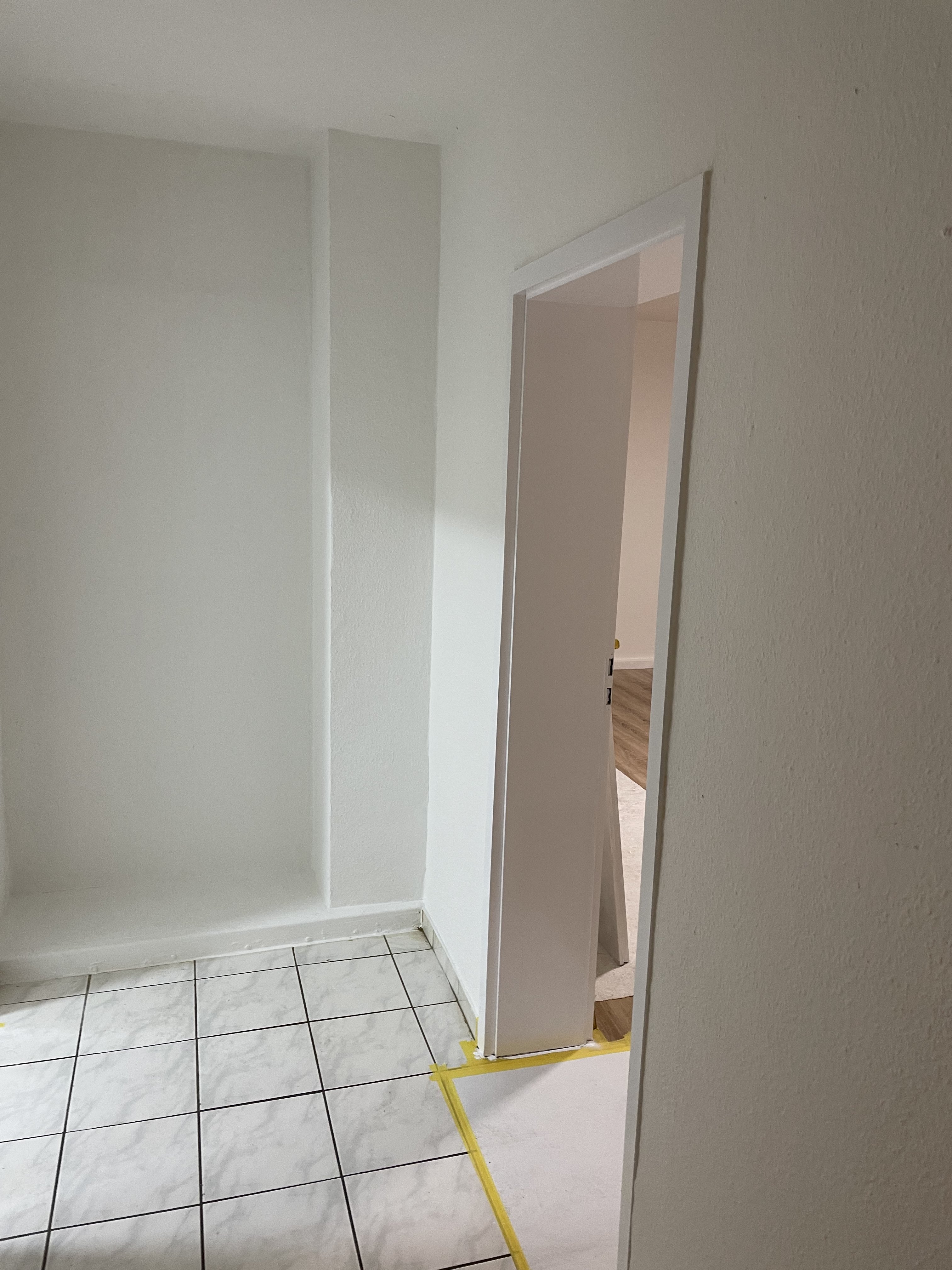 Renovierter Flur mit Fliesen