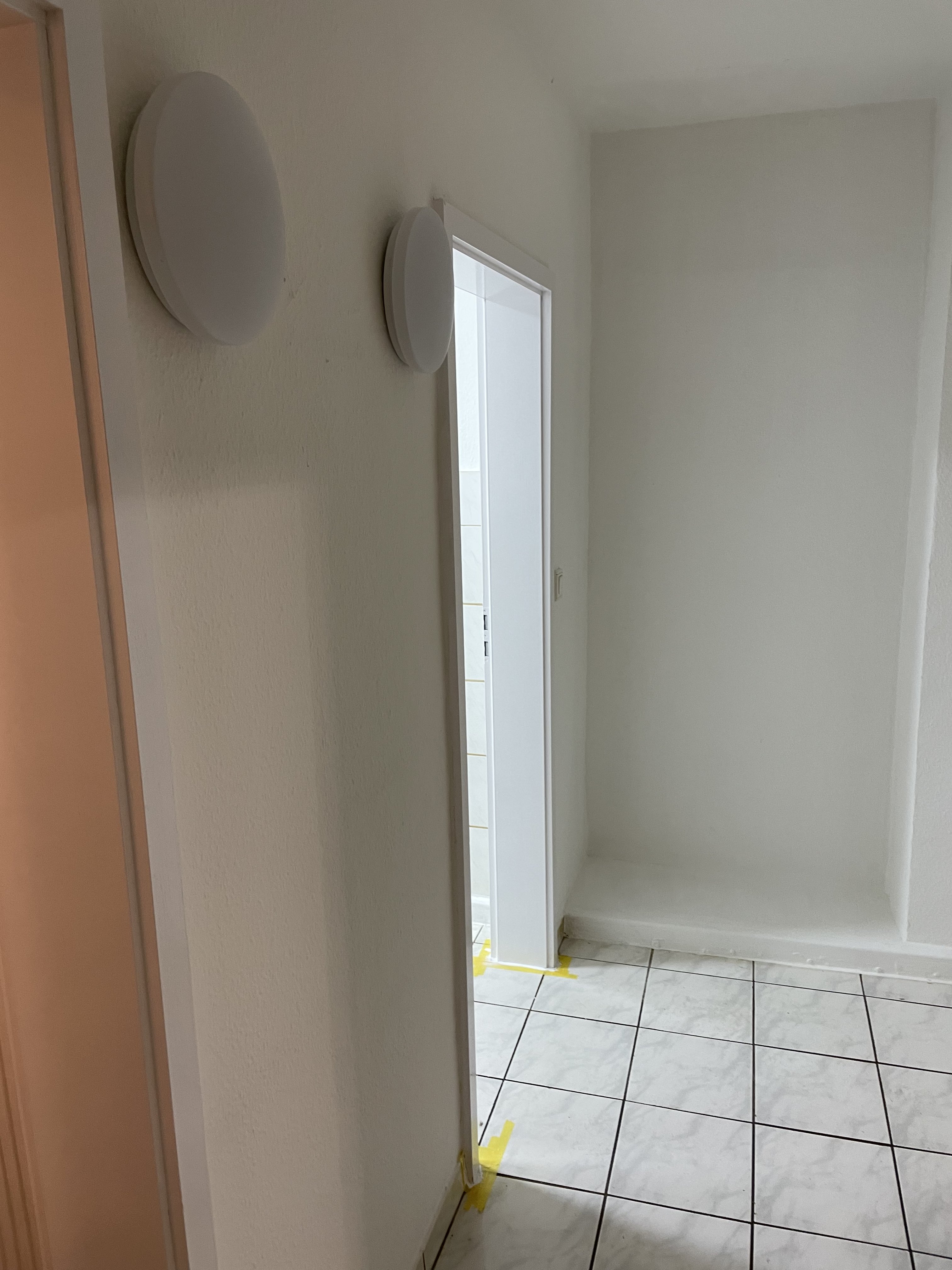 Flur mit Wandleuchten