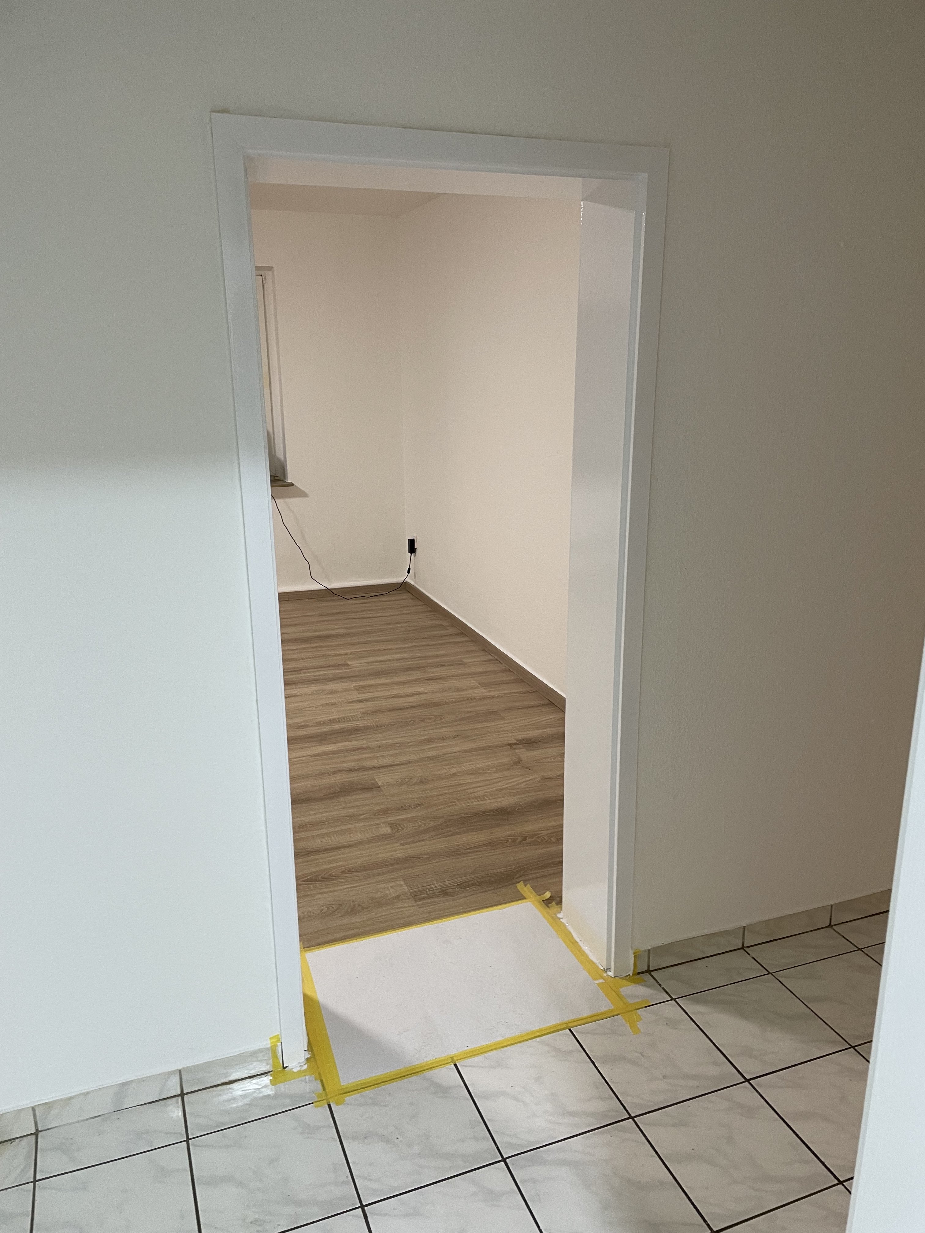 Durchgang zu Zimmer mit Vinylboden