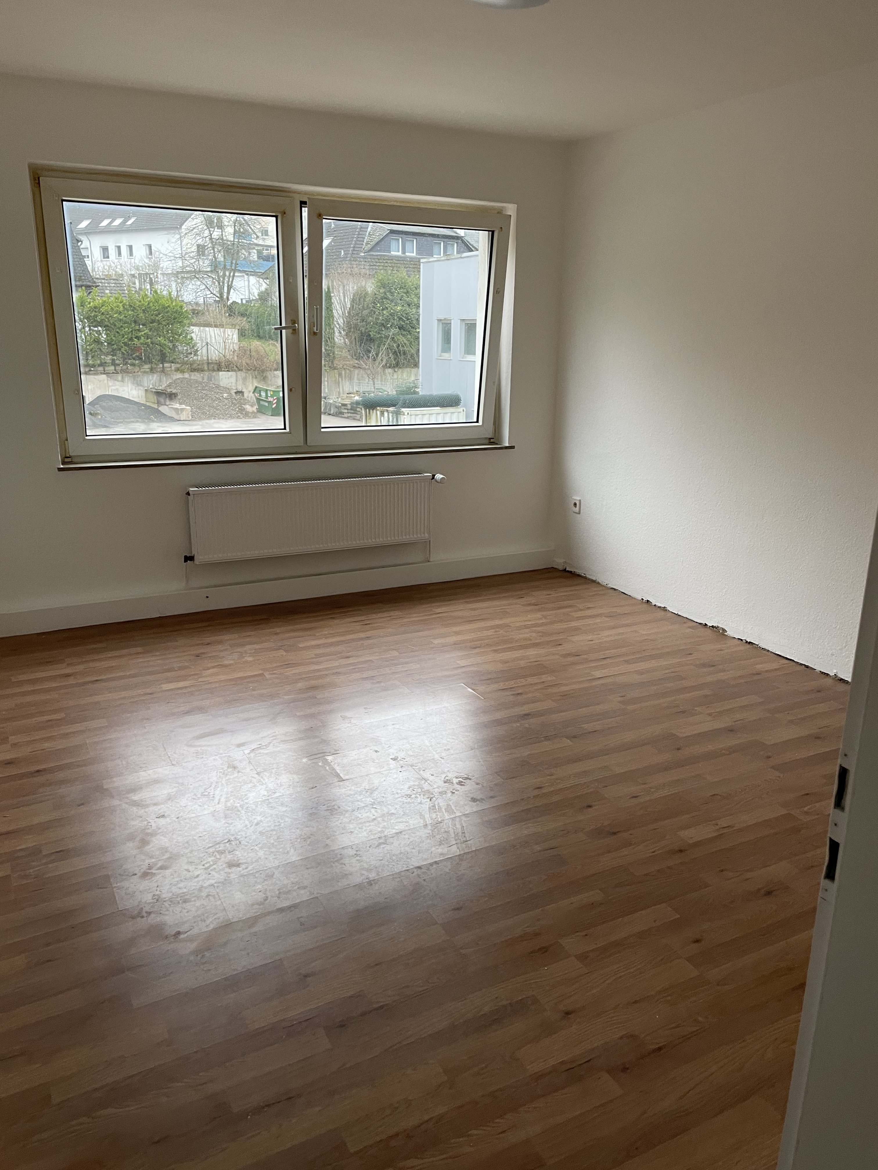 Zimmer mit Laminatboden