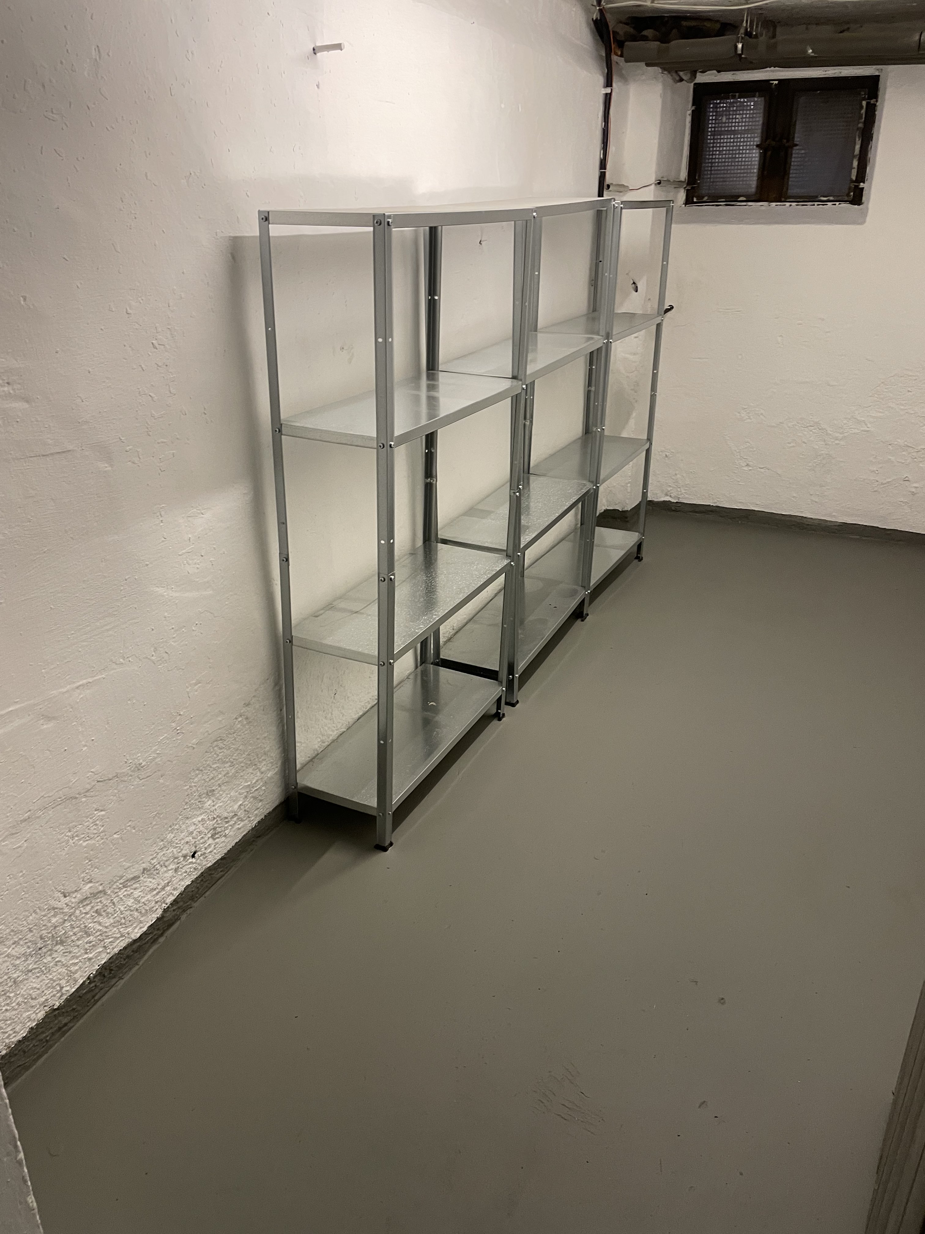 Keller mit Metallregalen