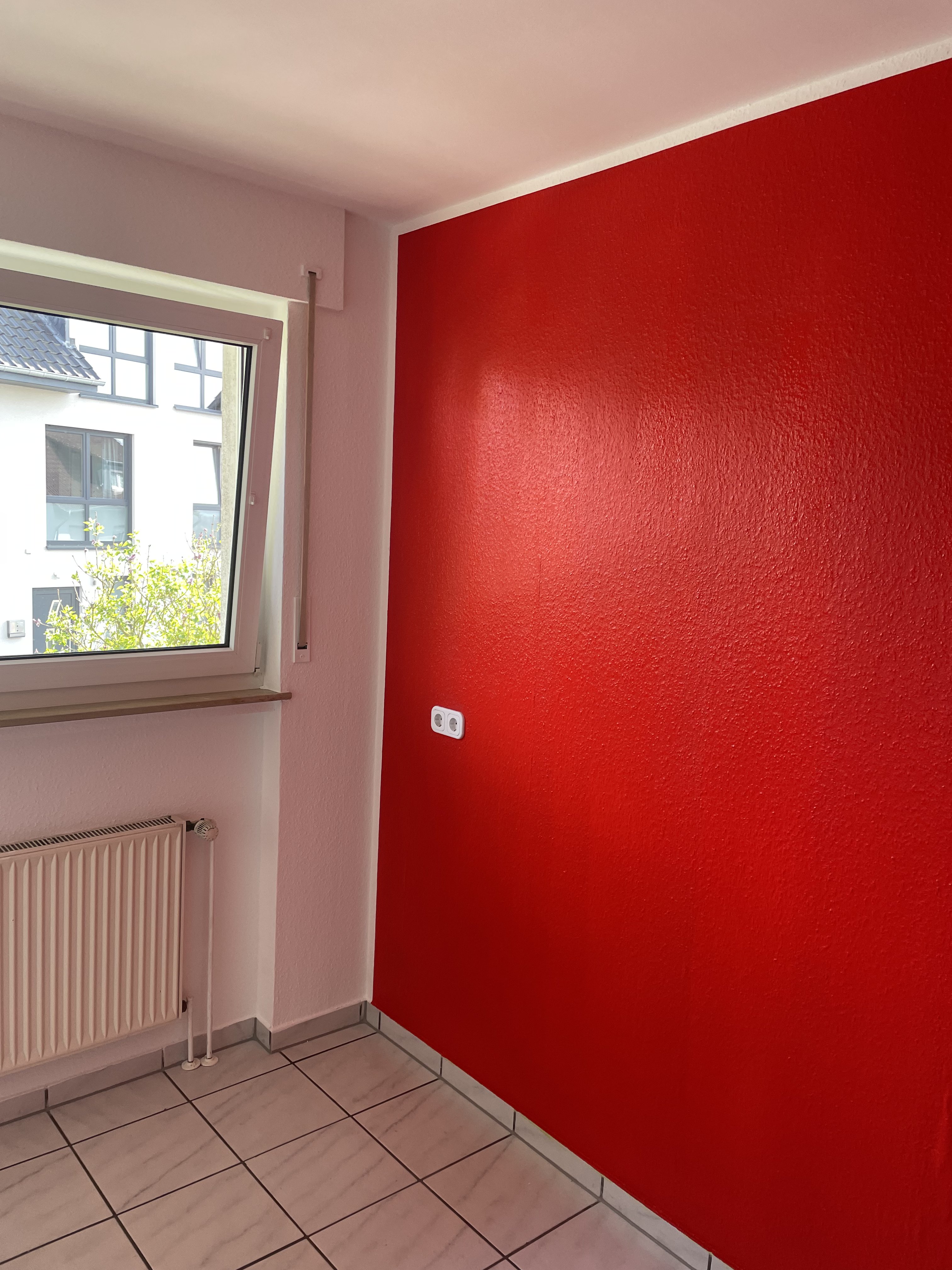 Rote Akzentwand