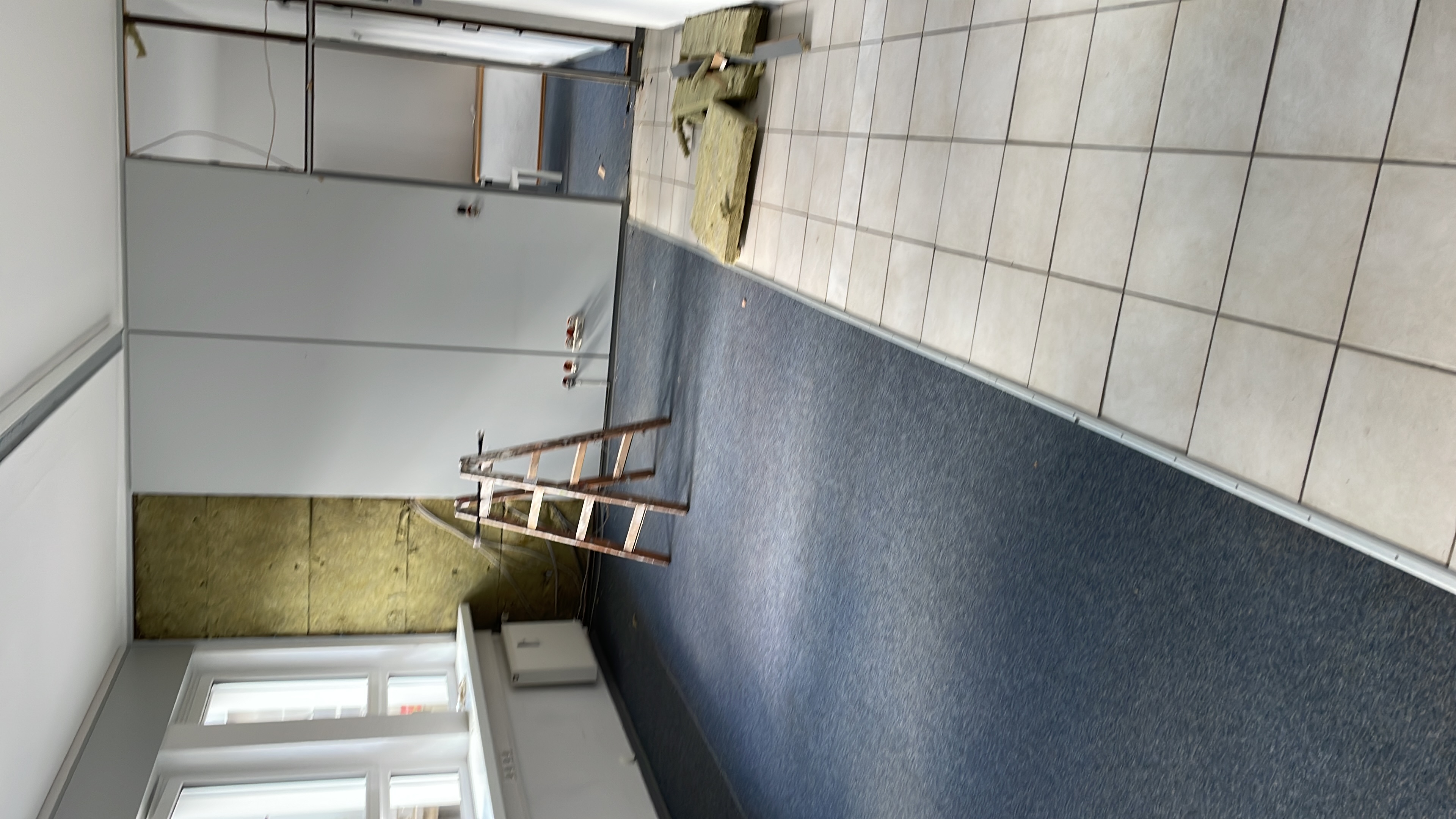 Büroraum während Renovierung mit Dämmung