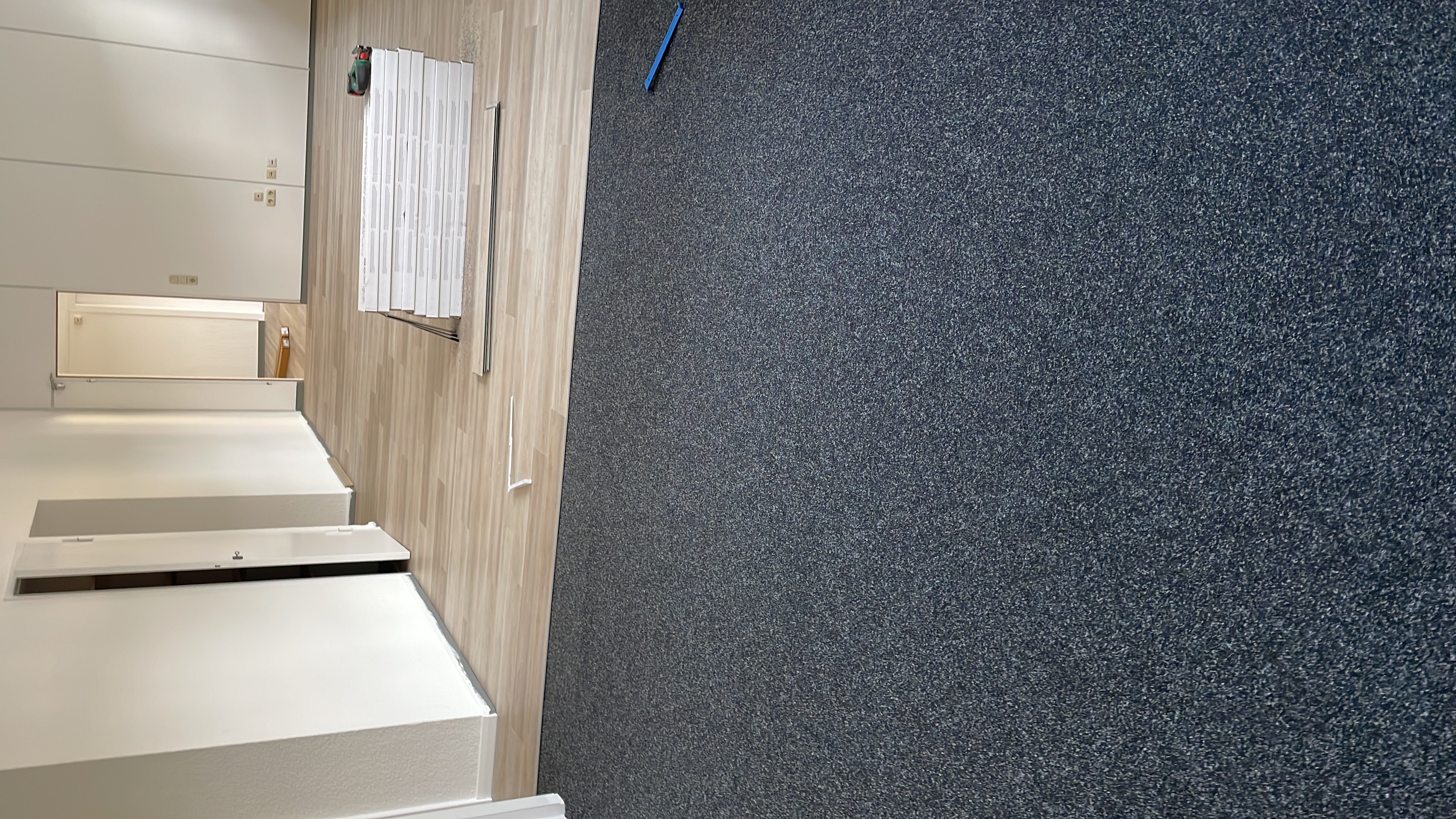 Büro mit Teppichboden und Laminat