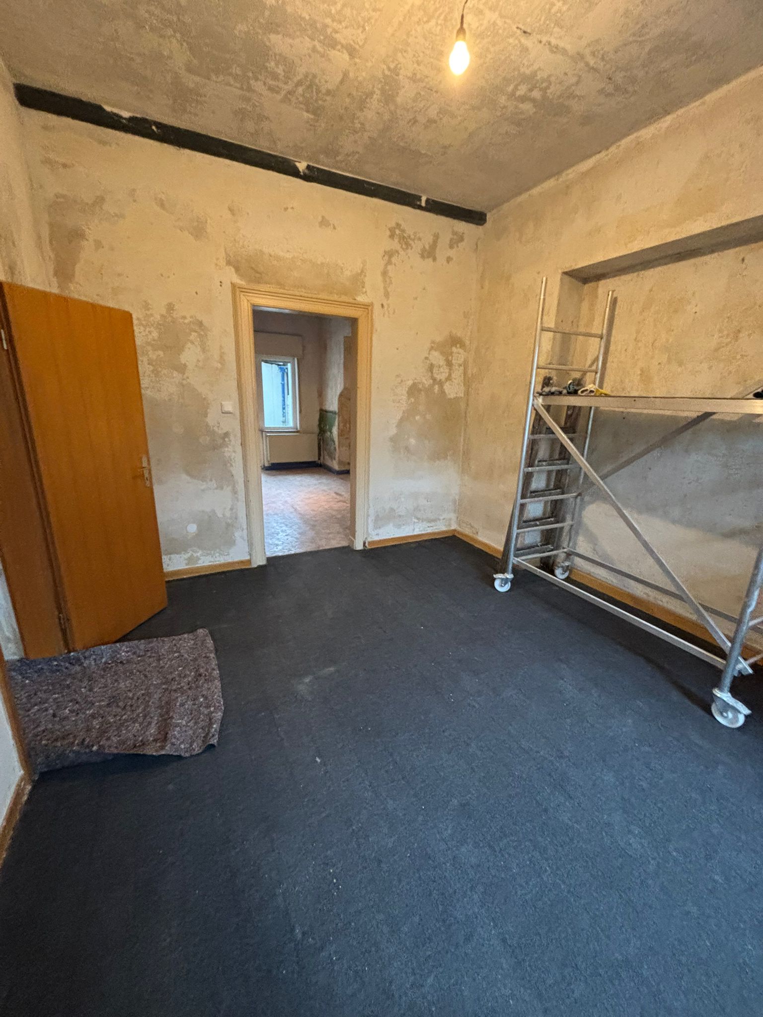 Renovierung Zimmer mit Gerüst - Vorher