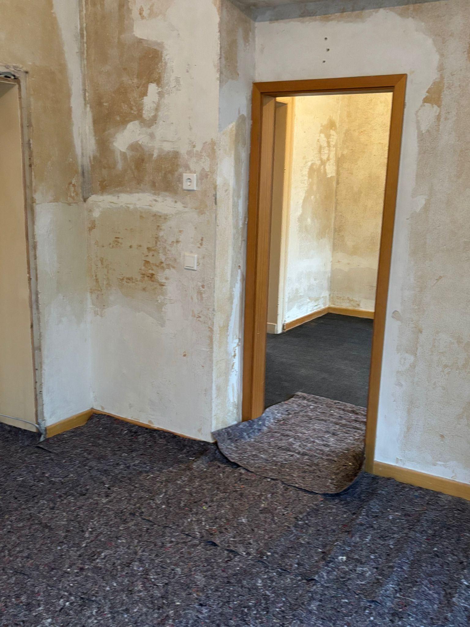 Zimmer mit abgelösten Tapeten - Vorher