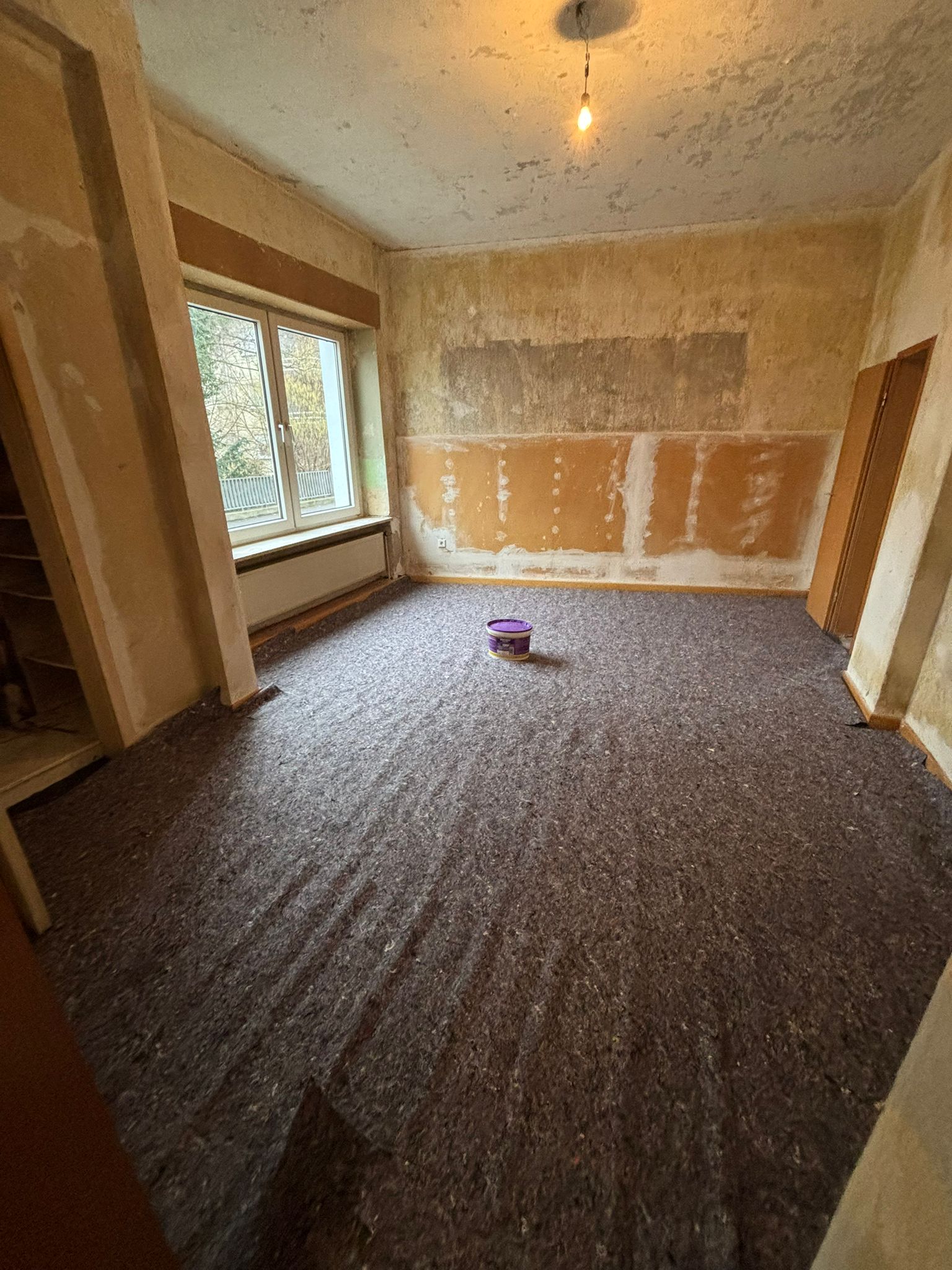 Raum mit Abrissarbeiten an Wänden - Vorher