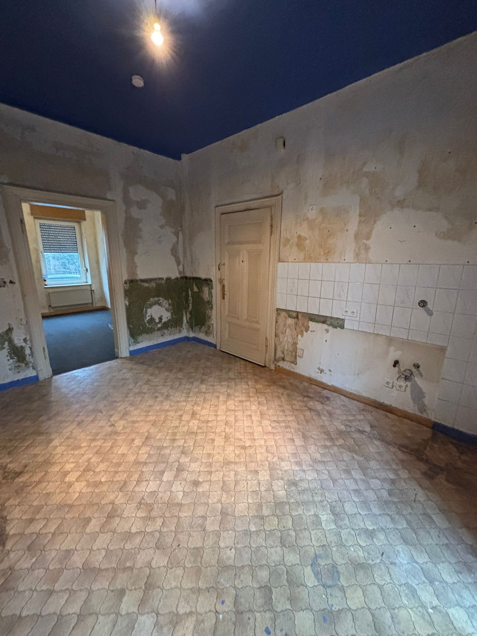 Küche mit blauer Decke - Vorher