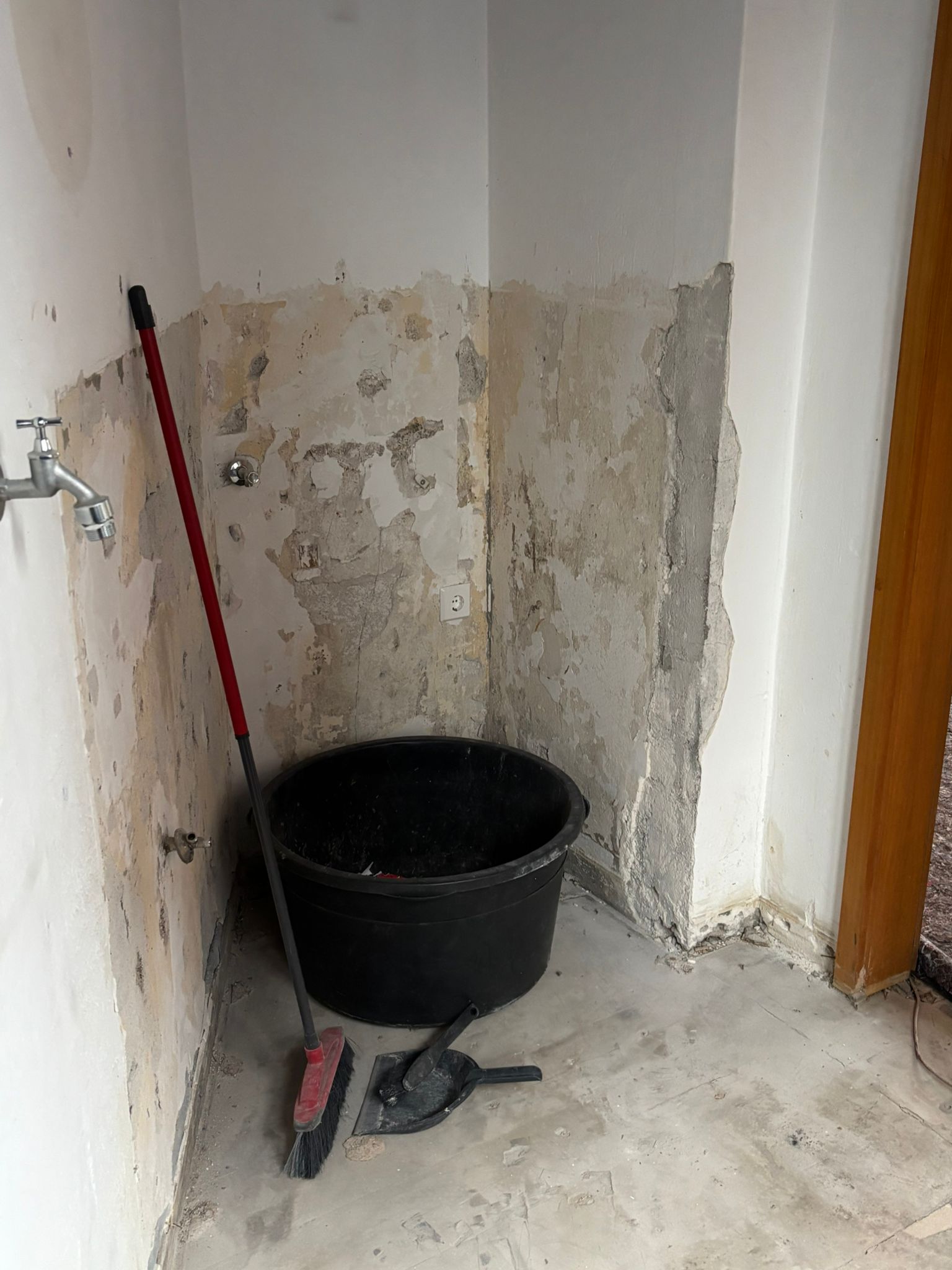 Ecke mit Eimer und Werkzeug bei Abbrucharbeiten